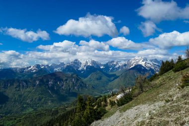 Frauenkogel 'den ilkbaharda Julian Alpleri, Friuli, İtalya' daki Mangart Dağı 'na panoramik bir manzara. Avusturya sınırı, İtalya, Slovenya. Triglav Ulusal Parkı. Yukarı Drava Vadisi. Zirve