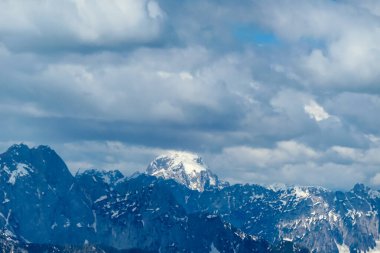 Frauenkogel 'den ilkbaharda Julian Alpleri, Friuli, İtalya' daki Mangart Dağı 'na panoramik bir manzara. Avusturya sınırı, İtalya, Slovenya. Triglav Ulusal Parkı. Yukarı Drava Vadisi. Zirve
