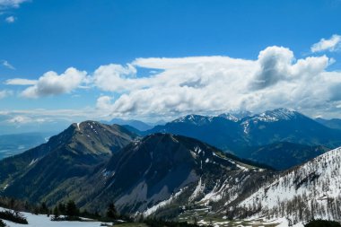 İlkbaharda Frauenkogel yakınlarında Karawanks, Carinthia, Avusturya 'daki dağ zirvelerinde panoramik manzara. Avusturya, Slovenya, İtalya sınırlarında. Triglav Ulusal Parkı. Alp çayırları. Sadaka. Eriyen kar alanları