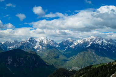 Frauenkogel 'den ilkbaharda Julian Alpleri, Friuli, İtalya' daki Mangart Dağı 'na panoramik bir manzara. Avusturya sınırı, İtalya, Slovenya. Triglav Ulusal Parkı. Yukarı Drava Vadisi. Zirve