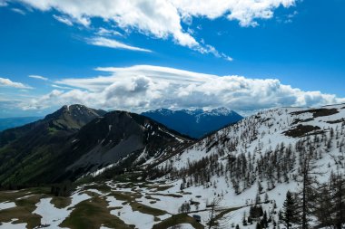 İlkbaharda Frauenkogel yakınlarında Karawanks, Carinthia, Avusturya 'daki dağ zirvelerinde panoramik manzara. Avusturya, Slovenya, İtalya sınırlarında. Triglav Ulusal Parkı. Alp çayırları. Sadaka. Eriyen kar alanları