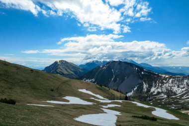İlkbaharda Frauenkogel yakınlarında Karawanks, Carinthia, Avusturya 'daki dağ zirvelerinde panoramik manzara. Avusturya, Slovenya, İtalya sınırlarında. Triglav Ulusal Parkı. Alp çayırları. Sadaka. Eriyen kar alanları