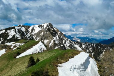 Frauenkogel (Dovska Baba) Karawanks, Carinthia, Avusturya 'da dağ zirveleri ile panoramik manzara. Avusturya, Slovenya, İtalya sınırlarında. Triglav Ulusal Parkı. Triglav Dağı ve Mangart arkada.