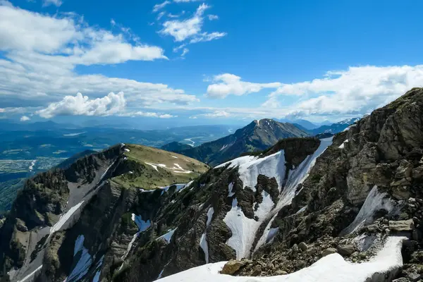 Karawanks, Carinthia, Avusturya 'da Rosental' deki Frauenkogel yakınlarında ilkbaharda manzaralı kaya oluşumları. Avusturya, Slovenya, İtalya sınırlarında. Triglav Ulusal Parkı. Alp çayırları. Sadaka. Kar eriyor