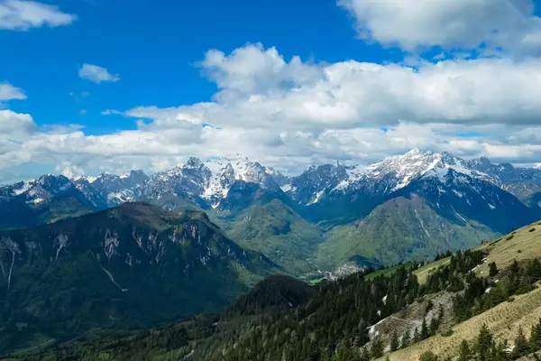 Frauenkogel 'den ilkbaharda Julian Alpleri, Friuli, İtalya' daki Mangart Dağı 'na panoramik bir manzara. Avusturya sınırı, İtalya, Slovenya. Triglav Ulusal Parkı. Yukarı Drava Vadisi. Zirve