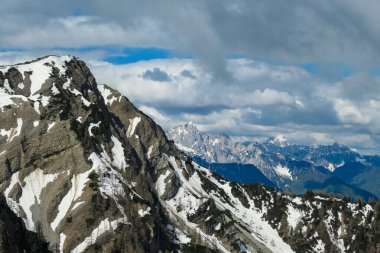 Frauenkogel (Dovska Baba) Karawanks, Carinthia, Avusturya 'da dağ zirveleri ile panoramik manzara. Avusturya, Slovenya, İtalya sınırlarında. Triglav Ulusal Parkı. Triglav Dağı ve Mangart arkada.