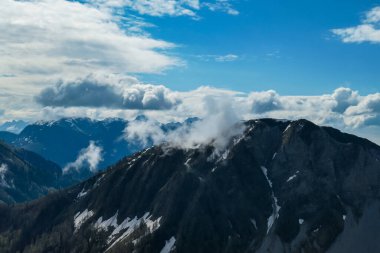 Frauenkogel yakınlarındaki Karawanks, Carinthia, Avusturya 'daki dağ tepelerinde panoramik manzara. Avusturya, Slovenya, İtalya sınırlarında. Triglav Ulusal Parkı. Hochstuhl (Stol) dağına bakıyorum. Orman vadisi