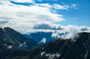 Frauenkogel yakınlarındaki Karawanks, Carinthia, Avusturya 'daki dağ tepelerinde panoramik manzara. Avusturya, Slovenya, İtalya sınırlarında. Triglav Ulusal Parkı. Hochstuhl (Stol) dağına bakıyorum. Orman vadisi