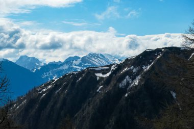 Frauenkogel yakınlarındaki Karawanks, Carinthia, Avusturya 'daki dağ tepelerinde panoramik manzara. Avusturya, Slovenya, İtalya sınırlarında. Triglav Ulusal Parkı. Hochstuhl (Stol) dağına bakıyorum. Orman vadisi
