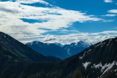 Frauenkogel yakınlarındaki Karawanks, Carinthia, Avusturya 'daki dağ tepelerinde panoramik manzara. Avusturya, Slovenya, İtalya sınırlarında. Triglav Ulusal Parkı. Kahlkogel Dağı 'na (Golica) bakıyorum. Orman vadisi