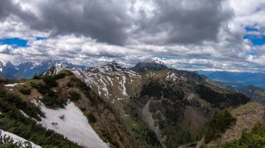 Karawanks, Carinthia, Avusturya 'da ilkbaharda panoramik manzaralı Hahnkogel (Klek) dağı zirvesi. Avusturya, Slovenya, İtalya sınırlarında. Triglav Ulusal Parkı. Alp çayırları. Sadaka. Eriyen kar alanları