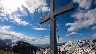 Rosenkogel 'in (Rozca) Karawanks, Carinthia, Avusturya' daki dağ zirveleri manzaralı zirve haçı. Slovenya sınırı. Triglav Ulusal Parkı. Baharda Alpler. İlkbaharda Alp çayırları