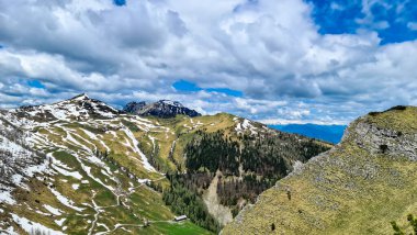 Karawanks, Carinthia, Avusturya 'da ilkbaharda panoramik manzaralı Hahnkogel (Klek) dağı zirvesi. Avusturya, Slovenya, İtalya sınırlarında. Triglav Ulusal Parkı. Alp çayırları. Sadaka. Eriyen kar alanları
