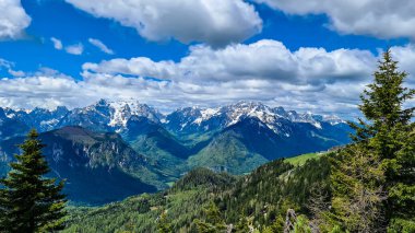 Frauenkogel 'den ilkbaharda Karawanks ve Julian Alps dağlarındaki panoramik manzara, Carinthia, Avusturya. Slovenya sınırı. Triglav Ulusal Parkı. Jesenice, Yukarı Drava Vadisi 'nde. Koşun!