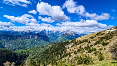 Frauenkogel 'den ilkbaharda Karawanks ve Julian Alps dağlarındaki panoramik manzara, Carinthia, Avusturya. Slovenya sınırı. Triglav Ulusal Parkı. Jesenice, Yukarı Drava Vadisi 'nde. Koşun!