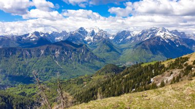 Frauenkogel 'den ilkbaharda Karawanks ve Julian Alps dağlarındaki panoramik manzara, Carinthia, Avusturya. Slovenya sınırı. Triglav Ulusal Parkı. Jesenice, Yukarı Drava Vadisi 'nde. Koşun!