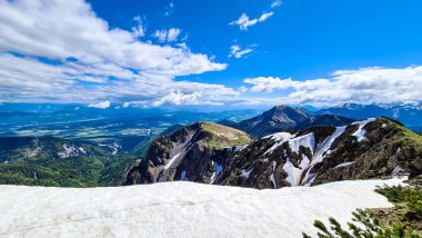 İlkbaharda Frauenkogel yakınlarında Karawanks, Carinthia, Avusturya 'daki dağ zirvelerinde panoramik manzara. Avusturya, Slovenya, İtalya sınırlarında. Triglav Ulusal Parkı. Alp çayırları. Sadaka. Eriyen kar alanları