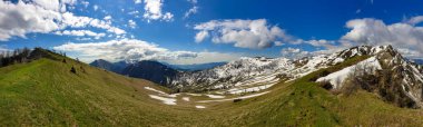 Frauenkogel (Dovska Baba) Karawanks, Carinthia, Avusturya 'da dağ zirveleri ile panoramik manzara. Avusturya, Slovenya, İtalya sınırlarında. Triglav Ulusal Parkı. İlkbaharda Alp çayırları. Kar eriyor