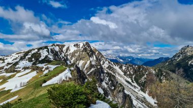 Frauenkogel (Dovska Baba) Karawanks, Carinthia, Avusturya 'da dağ zirveleri ile panoramik manzara. Avusturya, Slovenya, İtalya sınırlarında. Triglav Ulusal Parkı. İlkbaharda Alp çayırları. Kar eriyor