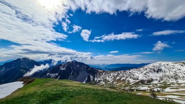 İlkbaharda Frauenkogel yakınlarında Karawanks, Carinthia, Avusturya 'daki dağ zirvelerinde panoramik manzara. Avusturya, Slovenya, İtalya sınırlarında. Triglav Ulusal Parkı. Alp çayırları. Sadaka. Eriyen kar alanları