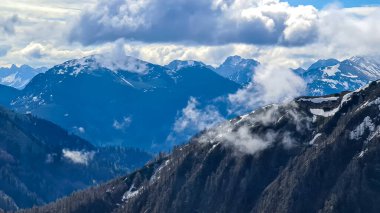 Frauenkogel yakınlarındaki Karawanks, Carinthia, Avusturya 'daki dağ tepelerinde bulutlarla kaplı panoramik manzara. Slovenya sınırı. Triglav Ulusal Parkı. Hochstuhl (Stol) dağına bakıyorum. Özgürlük