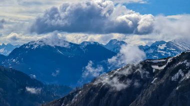 Frauenkogel yakınlarındaki Karawanks, Carinthia, Avusturya 'daki dağ tepelerinde bulutlarla kaplı panoramik manzara. Slovenya sınırı. Triglav Ulusal Parkı. Hochstuhl (Stol) dağına bakıyorum. Özgürlük