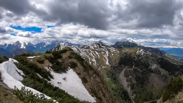 Karawanks, Carinthia, Avusturya 'da ilkbaharda panoramik manzaralı Hahnkogel (Klek) dağı zirvesi. Avusturya, Slovenya, İtalya sınırlarında. Triglav Ulusal Parkı. Alp çayırları. Sadaka. Eriyen kar alanları