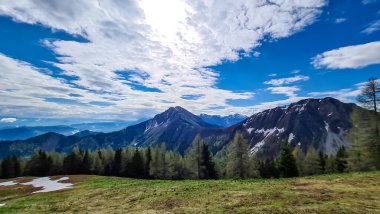 İlkbaharda Frauenkogel yakınlarında Karawanks, Carinthia, Avusturya 'daki dağ zirvelerinde panoramik manzara. Avusturya, Slovenya, İtalya sınırlarında. Triglav Ulusal Parkı. Kahlkogel 'e (Golica) bakıyorum. Orman vadisi