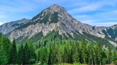 Avusturya 'nın Carinthia kentinde Mittagskogel Dağı zirvesinde Ferlacher Spitze' den manzara. Avusturya, Slovenya ve İtalya arasındaki sınırlar. Julian Alps ve Triglav Ulusal Parkı.