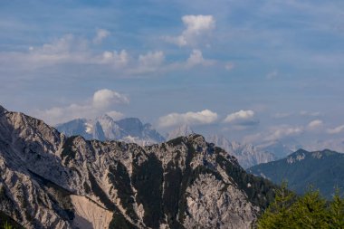 Avusturya, Carinthia 'daki Ferlacher Spitze' den Mangart, Mittagskogel ve Spik 'e manzara. Avusturya, Slovenya ve İtalya arasındaki sınırlar. Julian Alps ve Triglav Ulusal Parkı.
