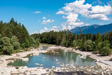 Villach, Carinthia, Avusturya 'daki Dobratsch doğal parkında akan Gail Nehri. Gailtaler ve Alpler. Riverbank kocaman kayalarla dolu. Dreilaendereck 'te Görünüm
