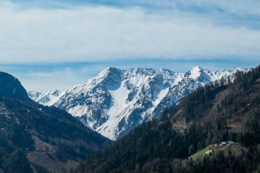 Avusturya, Carinthia 'da Sinacher Gupf yakınlarında Karawanks' ın karla kaplı zirvelerinin manzarası. Wertatscha Dağı ve Hochstuhl (Stol) ilkbaharın başlarında görülebilir. Güneşli bir günde Rosental 'deki tepeler. Koşun!