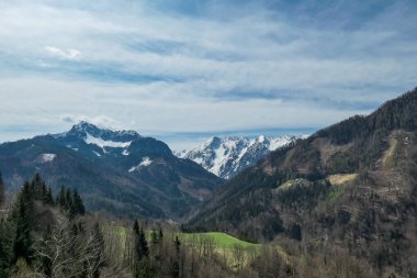 Avusturya, Carinthia 'da Sinacher Gupf yakınlarında Karawanks' ın karla kaplı zirvelerinin manzarası. Wertatscha Dağı ve Hochstuhl (Stol) ilkbaharın başlarında görülebilir. Güneşli bir günde Rosental 'deki tepeler. Koşun!
