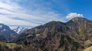 Avusturya, Carinthia 'da Sinacher Gupf yakınlarında Karawanks' ın karla kaplı zirvelerinin manzarası. Wertatscha Dağı ve Hochstuhl (Stol) ilkbaharın başlarında görülebilir. Güneşli bir günde Rosental 'deki tepeler. Koşun!