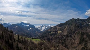 Avusturya, Carinthia 'da Sinacher Gupf yakınlarında Karawanks' ın karla kaplı zirvelerinin manzarası. Wertatscha Dağı ve Hochstuhl (Stol) ilkbaharın başlarında görülebilir. Güneşli bir günde Rosental 'deki tepeler. Koşun!