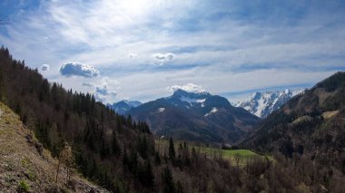Avusturya, Carinthia 'da Sinacher Gupf yakınlarında Karawanks' ın karla kaplı zirvelerinin manzarası. Wertatscha Dağı ve Hochstuhl (Stol) ilkbaharın başlarında görülebilir. Güneşli bir günde Rosental 'deki tepeler. Koşun!