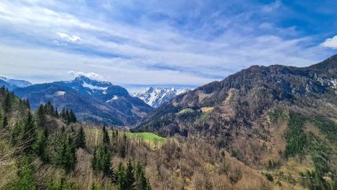 Avusturya, Carinthia 'da Sinacher Gupf yakınlarında Karawanks' ın karla kaplı zirvelerinin manzarası. Wertatscha Dağı ve Hochstuhl (Stol) ilkbaharın başlarında görülebilir. Güneşli bir günde Rosental 'deki tepeler. Koşun!