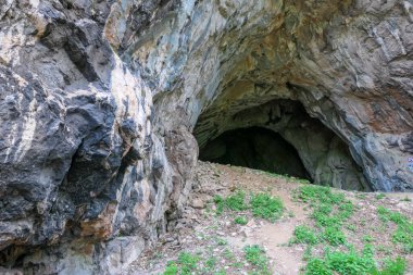 Avusturya 'nın Styria kentindeki Pernegg an der Mur' daki Drachenhoehle (Ejderha Mağarası) girişine bakın. Grazer Bergland 'daki Mixnitz' de Rothelstein Dağı yakınlarında bir mağara. Grotto, Avrupa. Yürüyüş yolu.