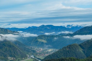 Avusturya 'nın Styria kentindeki Mixnitz yakınlarındaki Roethelstein Dağı' ndan Eisenerzer Alpleri 'nin panoramik manzarası. Avusturya 'nın Styria kentindeki Bergland' ın ötesindeki Ennstal Alpleri karla kaplandı. Köy