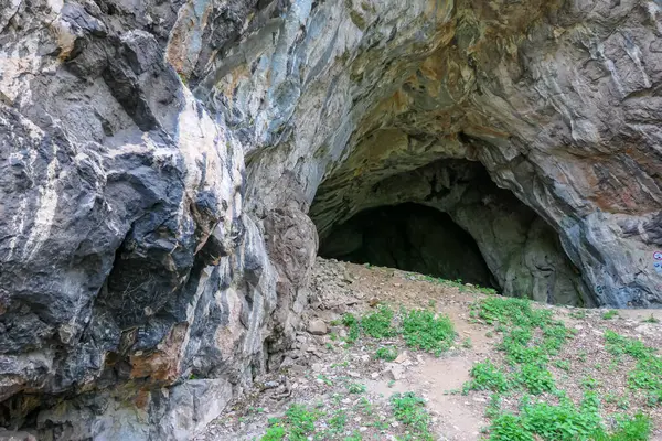 Avusturya 'nın Styria kentindeki Pernegg an der Mur' daki Drachenhoehle (Ejderha Mağarası) girişine bakın. Grazer Bergland 'daki Mixnitz' de Rothelstein Dağı yakınlarında bir mağara. Grotto, Avrupa. Yürüyüş yolu.