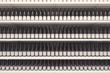 Güzel ve zarif bir şarap şişesi dizisi bir mağazanın raflarında etiketsiz olarak sergileniyor. 3B illüstrasyon