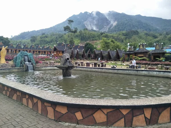 苏门答腊北部自然旅游胜地池塘中的一座喷泉雕像 游泳池的外观装饰有大理石 陶瓷和少许云雾水 — 图库照片