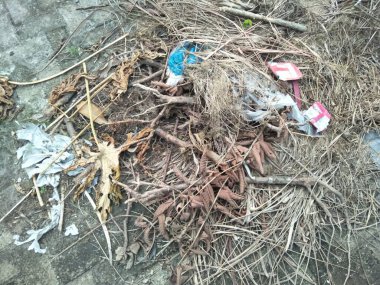 Meyve sebzeleri ve arta kalan yemekler gibi ev atıklarından oluşan kuru atık ve kuru ot ve yapraklarla karıştırılmış.