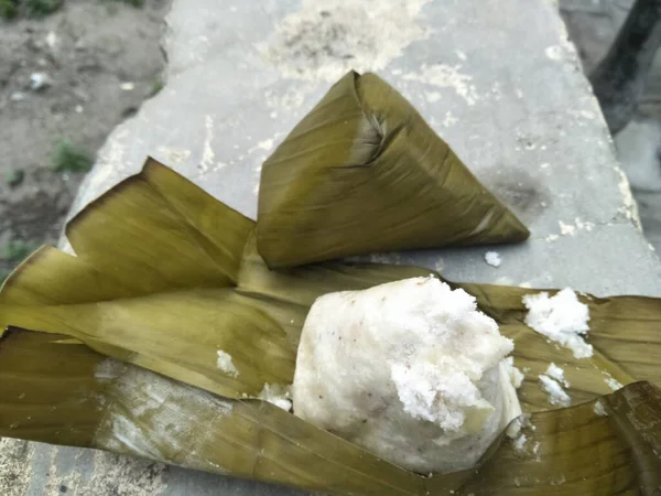 traditional food from Medan, especially village people, made from rice by grinding and steaming together with brown sugar as a sweetener. some mix coconut and sugar to add sweetness