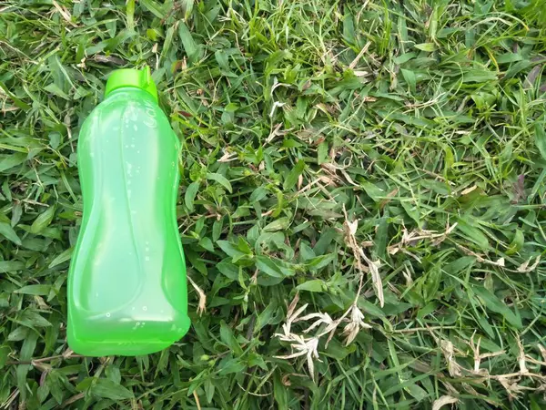 Botol Air Minum Hijau Muda Yang Kehabisan Air Yang Mudah — Stok Foto