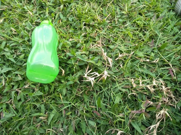 スポーツ中又は仕事のために飲む場所として持ち運びが容易な水が不足している小さな緑色の飲料水ボトル — ストック写真