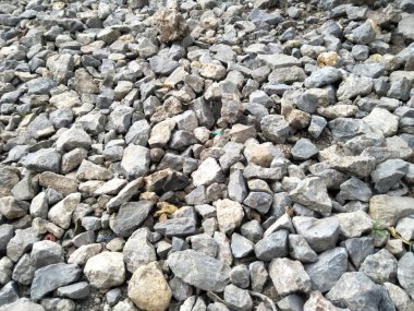 Bahçeye saçılmış küçük çakıl taşları su akışını engeller, böylece su taşkınları avluda meydana gelmez.