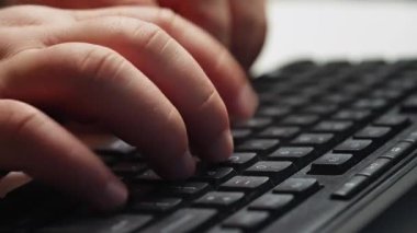 Bilgisayar klavyesinde yazan adam ellerini kapat. Mesgul işadamı fazla mesai yapıyor
