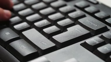 Bir masaüstü pc klavyesinde Enter tuşuna basmak. Anahtar ortalama dijital doğrulamayı girin, ileti gönderiliyor. Enter düğmesinin ayrıntıları.