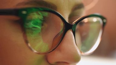 Bilgisayar ekranını izleyen bir bilgisayar korsanının gözünün içine bakın. İnternet kullanan, okuyan, izleyen, şekillendiren, analiz eden, geç saatlere kadar çalışan bir kadın.